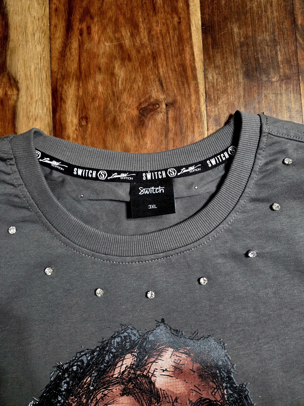 Switch Men's Graphic Gem Studded Sleeveless Muscle Tee. Size 3XL - Picture 5 of 7